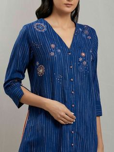 Muslin Shirt, Pakistani Clothes, Hand Embroidery Dress, Simple Kurti Designs, Kurti Designs Latest, Dress Neck, Dress Neck Designs, Kurta Designs Women