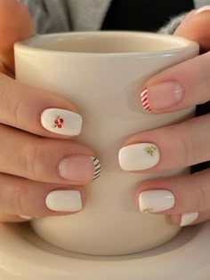 Short white nails with Christmas elements Short Christmas Nails, Unghie Sfumate, Simple Gel Nails, Minimal Nails, Xmas Nails