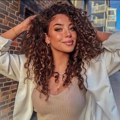 Curly Hair Color Ideas, Curly Hair Color, Updo Curly, Natural Curly Hair Cuts, Brown Curly Hair, Colored Curly Hair