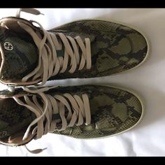 Size 13.5 Green & Brown Nwot Gucci Leather Lace-up Custom Sneakers, Gucci High-top Leather Sole Sneakers, Gucci High-top Sneakers With Leather Sole, Gucci Green Lace-up Sneakers, Gucci Leather Sneakers With Round Toe, Gucci Leather Custom Sneakers With Round Toe, Gucci Luxury Lace-up High-top Sneakers, Gucci Luxury Leather Custom Sneakers, Luxury Leather Custom Gucci Sneakers