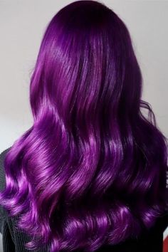 Hair Color Ideas Y2k, Hot Purple Hair, Purple Hair Shades, Wavy Purple Hair, Hair Chop