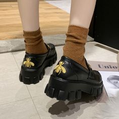 Cute Loafers, Looks Com Short, Smart Casual Dress, Gucci Loafers, Chunky Loafers, Women Platform Shoes, Warm Slippers, Platform Loafers, Aesthetic Shoes