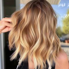 Golden Blonde Hair Balayage, Warm Blonde Hair Balayage, Warm Golden Blonde Balayage, Undone Blonde, Golden Blonde Bob, Blonde Hair Designs, Golden Blonde Balayage, Golden Blonde Hair Color, Medium Length Blonde Hair