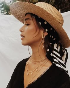 Summer Hat Style, Layer Necklaces, Mode Editorials, Vacation Essentials, Mode Turban, Hair Scarf Styles, Vacation Accessories, Head Scarf Styles, Ways To Wear A Scarf