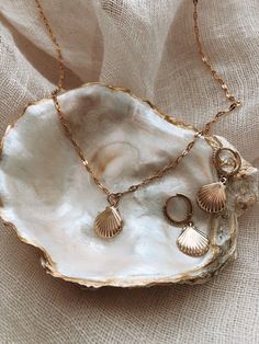 Bijoux coquillages Shell Choker, Photographie Portrait Inspiration, Geode Earrings, Cream Aesthetic, Style Baroque, Gold Aesthetic, 背景 シンプル, Beige Aesthetic, Jewelry Photography