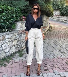 Fitted Tops Outfit, Boho Office Outfit, Slouchy Jeans, Fashion 2020, White Pants, Outfits Casuales