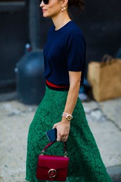 Nyfw Street Style, Red Handbag, Cool Street Fashion, Street Style Looks, Fashion Mode