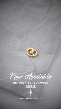 Die kleine Brezel ist aus echtem Gold gefertigt und kann als Charm an fast jede Kette oder jedes Armband gehängt werden. Sie steht für Heimat und Tradition, was sie zu einem perfekten Accessoire für das Oktoberfest macht. #oktoberfestschmuck #oktoberfestinspiration #dirndel #trachtenschmuck #münchen