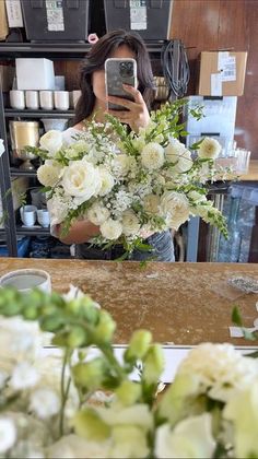 Wedding Flowers By Season, Wedding Table Bouquets, All White Flowers Wedding, Bridal Bouquet Recipe, Classy Wedding Bouquet, Jw Wedding, Summer Bridal Bouquet, Bouquet Recipe, Al Fresco Wedding