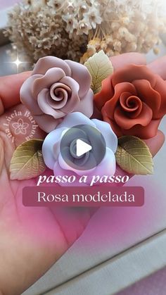 a person holding three fake roses in their hand with the caption passo a paso rosa modelada