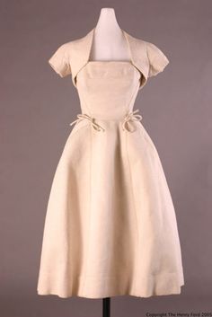 Christian Dior dress ca. 1952 via The Henry Ford Costume Collection Christian Dior Dress, Fashion 1950, Christian Dior Paris, 1950s Dresses, Vintage Fashion 1950s, Dress With Jacket, Dior Dress, Dior Fashion