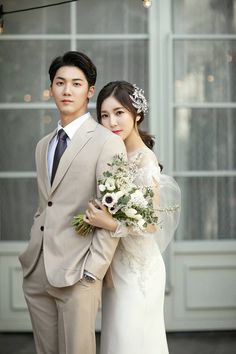 Manip Edit, Pose Pengantin, Pose Prewedding, Korean Wedding Dress, Korean Couple Photoshoot, Prewedding Photoshoot, Korean Wedding Photography, Pre Wedding Photoshoot Outfit, Wedding Photo Studio