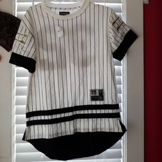 Black/White Baseball Shirt Style Its Cotton Casual White T-shirt With Shirttail Hem, White Casual T-shirt With Shirttail Hem, Trendy White Shirt With Shirttail Hem, Black And White Crew Neck Tops For Spring, Trendy White Shirt For Streetwear, Casual White Shirt With Shirttail Hem, White Shirttail Hem Top For Spring, Black T-shirt With Shirttail Hem For Spring, Trendy Striped Tops For Streetwear