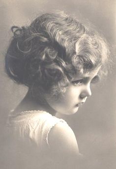 Magic Moonlight Free Images                                                                                                                                                                                 More Vintage Children Photos, Postal Vintage, Images Vintage, Vintage Portraits, Vintage Printables, Photo Postcards