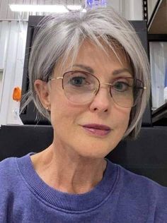 Short Bob Hairstyles With Bangs Over 50 Glasses Gray Hair, Spring Womens Outfits, Pixie Bob Haircut Layered, Grey Bob Hairstyles Over 50, Short Hair With Glasses, Hair And Glasses