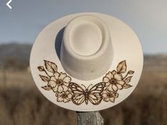 Burning Cowboy Hat, Burned Fedora Hat Designs, Pyrography On Hats, Burn Hats Ideas, Cowboy Hat Burn Design, Hat Paintings Ideas, Hat Burning Designs