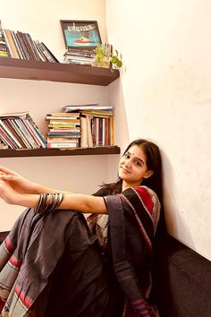 Anaswara Rajan Malayali Aesthetic, Saree Pics Poses Selfie, Bengali Woman, Feminine Photoshoot, Luck Movie, Anaswara Rajan, Vintage Photography Women, Easy Photography Ideas