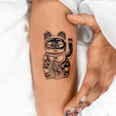 Small Tattoos by 1991.ink Lucky Cat Design, Lucky Cat Tattoo Design, Money Cat Tattoo, Lucky Cat Tattoo Traditional, Chinese Cat Tattoo, Japanese Lucky Cat Tattoo, Fortune Cat Tattoo, Japanese Cat Tattoo, Bird Tattoo Ribs