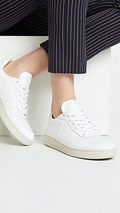 Veja V10, Shoe Aesthetic, Sneaker Ideas, Accessories Editorial, Fashion Outfits Fall, Fall Heels, Veja V 10, Comfortable Work Shoes