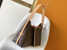 Louis Vuitton launched a new CarryAll medium handbag, which is designed to fit the body with Monogram canvas and leather trim. The ample interior features a zipped pocket, and a detachable zipped clutch adds functionality, with a buckle to adjust the length of the handle. Dimensions: 39.0 x 30.0 x 15.0 cm (LxHxW) Luxury Brown Bags With Turn-lock Closure, Louis Vuitton Carryall Pm, Louis Vuitton Carryall Mm, Louis Vuitton Keepall 25, Louis Vuitton Yayoi Kusama, Louis Vuitton Keepall 55, Louis Vuitton Capucines, Large Cosmetic Bag, Medium Handbags