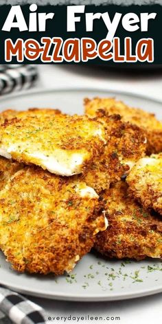 Mozzarella medallions breaded and baked with Pinterest overlay. Cheesy Snack, Popular Appetizers, Air Fryer Dinner Recipes, Air Fryer Recipes Easy, Air Fryer Recipes Healthy