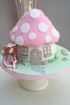 This cake makes me want to make a fairytale toadstool house cake Toadstool Cake, Fairy Garden Cake, Fairy Toadstool, Mushroom Cake, Giant Cupcake Cakes, Fairy Birthday Cake, Tinkerbell Cake, Mini Torte, Giant Cupcake