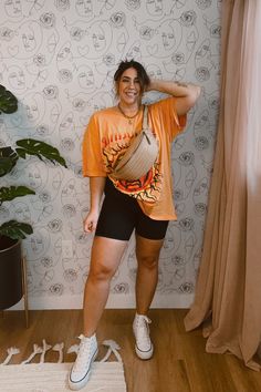 Trendy Mom Outfits, Midsize Outfits, Look Plus Size, Summer Outfits For Moms, Graphic Tee Outfits, Amazing Photo, Style Travel, Photo Wedding, Fun Style