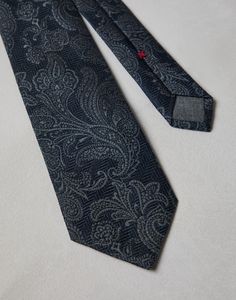 Silk and virgin wool tie with paisley design Delivered in the season’s colors, the iconic Paisley design defines the style of this silk and wool necktie, a must-have accessory to complement the most classic outfits. Elegant Business Suit And Tie Accessories With Paisley Print, Designer Semi-formal Suit And Tie Accessories, Designer Suit And Tie Accessories For Semi-formal, Elegant Paisley Print Neckwear For Business, Elegant Formal Patterned Neckwear, Elegant Patterned Neckwear For Formal Occasions, Wool Business Suit And Tie Accessories, Designer Ties For Black Tie Events, Wool Suit And Tie Accessories For Business