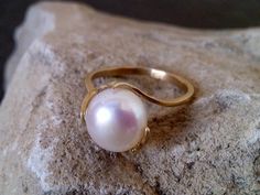 This ring features a delicate White Pearl gemstone set in 14k gold filled ring. => Gemstone Type -Natural Pearl => Gemstone Size - 8mm => Metal Type - 14k Gold Filled (Tarnish Resistant And Nickel Free) ♦ Replace the gemstone with many other gemstones we have in stock My another shops on Etsy http://www.CandySimpleJewelry.etsy.com http://www.CandyCrystalsJewelry.etsy.com Important information **My customer service is available 7 days a week ** All jewelry items will come to you nicely p Pearl Ring Gold, White Pearl Ring, Jewelry Big, Gold Pearl Ring, Rutilated Quartz Ring, Zierlicher Ring, Big Pearl, Fancy Gifts, Ring Stack