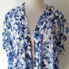 ⚡️Free shipping when you spend 100€⚡️ ⚡️Vintage semi-transparent floral and birds print tunic, loose fitted kimono. ⚡️In excellent condition. ⚡️Fits best- one size. ⚡️Labeled size- S-M. ⚡️Measurements: - Length: 34,6 inch // 88 cm. - Armpit to armpit, flat taken: 27,6 inch // 70 cm. ⚡️All items come from a smoke free home. ⚡️Please write me your phone number, Your number will be used only for delivery. Floral Print Vacation Tops One Size, Summer Tops With Kimono Sleeves For Daywear, One Size Floral Print Summer Tops, One Size Floral Print Tops For Spring, Casual Floral Print Kimono For Daywear, Vintage Floral Print Tunic Dress, Flowy Floral Print Top For Beach Cover-up, Blue Floral Print Tunic Top, Floral Print Summer Top