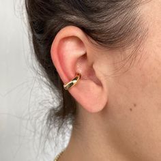 Add an ear kuff to your stack! Does not require an extra hole and is adjustable to fit to all parts of your ear. Our gold filled produkt kontains 30% 18k gold to withstand daily wear and beats our kompetitors who only use 5% gold in their pieces. Adjustable Tarnish Resistant Ear Cuff For Everyday, Classic Adjustable Gold Cartilage Earrings, Adjustable Huggie Ear Cuff For Everyday, Minimalist Adjustable Gold Cartilage Earrings, Adjustable Yellow Gold Huggie Earrings, Adjustable Yellow Gold Cartilage Earrings With Ear Wire, Adjustable Gold Huggie Ear Cuff, Adjustable Internally Threaded Huggie Ear Cuff, Adjustable Hypoallergenic Ear Cuff For Everyday Wear