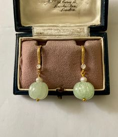 SUPERB VINTAGE GOLD-PLATED EARRINGS DECORATED WITH A REAL FINE WHITE PEARL, A NATURAL CARVED GREEN JADE. VERY BEAUTIFUL ORIGINAL AND ELEGANT JEWELRY, REMARKABLE FLORAL DESIGN. SPLENDID REAL FINE PEARL: 4 mm. MAGNIFICENT NATURAL GREEN JADE: 13 mm. VERY BEAUTIFUL HOOK ENRUSTED WITH WHITE STONES. LENGTH: 36mm. WEIGHT: 6.3 gr. IN VERY GOOD SHAPE. BOX NOT INCLUDED. Beau Crochet, White Stones, Stone Gold, Seed Pearl, Design Jewelry, Green Jade, Gold Plated Earrings, Elegant Jewelry, White Pearl