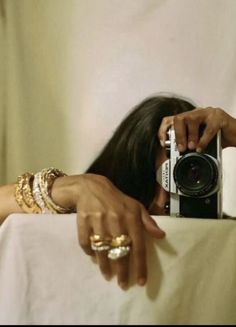 Golden Brunette, Catty Noir, Looks Street Style, Golden Girl, Jewelry Lookbook, How To Pose, Star Girl, Jewelry Inspo, Instagram Foto