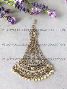 Large antique pasa or jhumar (side tikka) with sparkling clear champagne stones and antique gold polish. A must have hair accessory for any Indian Pakistani bride and guests alike. Length - 12 cm Width - 9 cm ----------- CARE ----------- - Store in airtight zip lock bags - Do not expose to moisture/water - Do not spray chemicals or perfumes on the jewelry Please feel free to contact us if you have any questions. *We sell high quality imitation jewelry only. All sales are final. Pakistani Hair Accessories, Side Tikka, Pakistani Jewelry Bridal, Jewelry Pakistani, Asian Jewelry, Indian Jewellery Design, Bollywood Jewelry, Pakistani Jewelry, Hair Jewelry Wedding