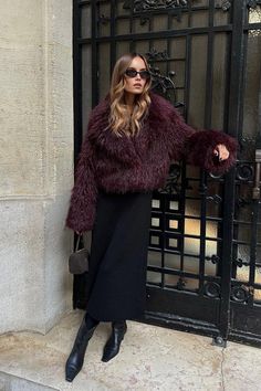 Burgundy Fur Coat Outfit, Cropped Faux Fur Coat, Mode Mantel, Latina Outfits, Black Faux Fur Jacket, Red Streetwear, Elegant Coats, High Street Fashion