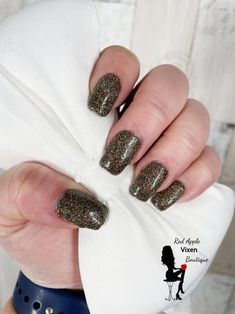 The camera really doesn't pick up the sparkle in this red and green glitter dip! #dipsydip #manicure #christmasnails #redandgreen #glitter Dip Nail, Glitter Manicure, Glitter Dipped, Manicure At Home, Green Glitter, Christmas Nails, Dip, Manicure