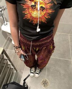 Simple Hippy Outfits, Hippe Grunge Outfit, Punk Hippie Outfits, Sublime Aesthetic Outfit, Boho Leggings Outfit, Masculine Hippie Outfits, Emo Hippie Outfits, Hippie Punk Outfits, Hippie Shorts Outfit