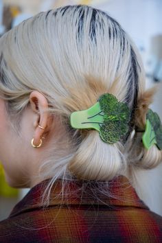 An adorable broccoli alligator clip made from cellulose acetate, a plant-based alternative to plastic. Clip measures 2" x 2.5" Color variation may occur. That's what makes it unique! Designed in San Francisco, California. Ethically produced in China. Original Jenny Lemons design. Hair Accessories Bundle Packs! Buy at least three hair accessories of any style and get 15% off! Discount automatically added at checkout! Choose your hair accessories here. Hair Pins Plastic, Where To Buy Hair Clips, Cat And Cloud, Lemon Hair, Dutch Gardens, Creative Lifestyle, Colorful Accessories, Bandana Hairstyles, Cellulose Acetate