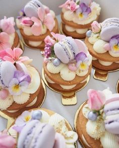 there are many small cakes with flowers on them