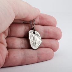 Cette Croix Gothique Pic de Guitare est faite dans mon atelier en argent sterling 925 (argent pur à 92.5%) martelé à la main.

J'ai utilisé une patine foncée pour faire ressortir les détails de la croix et lui donner l'aspect usé du temps.

Hauteur de la croix: 1 pouce (25 mm) Largeur: 3/4 pouce (20 mm)

Chaîne: choisissez votre longueur Sterling Silver Pendant Necklace Electroformed, Sterling Silver Dog Tag Jewelry Gift, Sterling Silver Dog Tag Jewelry For Gift, Silver Sterling Dog Tag Necklace, Silver Oxidized Finish Dog Tag Jewelry, Hand Cast Oval Pendant Jewelry Gift, Handmade Metal Dog Tag Necklace, Sterling Silver Oxidized Dog Tag Jewelry, Hand Forged Stainless Steel Jewelry As Gift