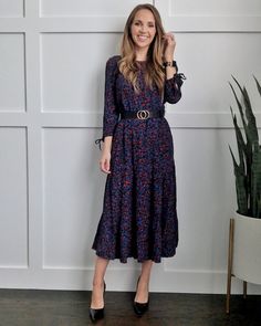 Midi Dress With Belt Outfit, Shoes For Midi Dress Winter, Olive Linen Pants, Midi Dress With Sneakers, Easy Outfit Ideas, Midi Dress Fall, Dark Blue Dress, Winter Floral, Fashion School