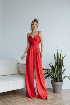 Fabric: High quality satin Composition: Cotton 50%, Polyester 50% Available sizes: XS, S, M, L Color: Red, Black, Emerald, Grey Adjustable shoulder straps Pleated wide-leg silhouette Prom Jumpsuit, Jumpsuit For Wedding Guest, Jumpsuit Dressy, Wedding Jumpsuit, Jumpsuit Party, Satin Wedding, Red Satin, Sleeveless Jumpsuits, Wide Leg Jumpsuit