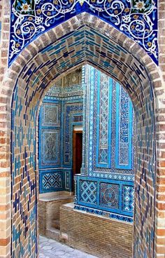 an archway with blue and white tiles on it