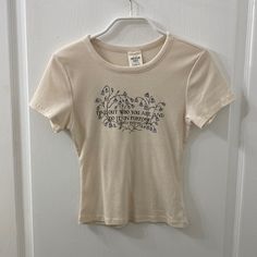 Never Worn. Beige. Dolly Parton Quote: “Find Out Who You And Do It On Purpose.” Offers Welcomed. Tags: Natural, Western, Country Beige Tops With Text Print For Spring, American Eagle Clothes, Bur Basket, Dolly Parton Quotes, American Eagle Tops, Happy Birthday Gifts, Dolly Parton, Band Tees, Christmas List