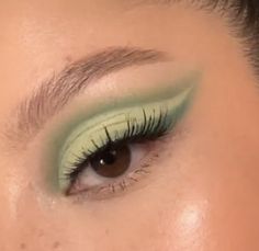 Green Light Makeup, Banquet Makeup, Quinceanera Outfit, Makeup Therapy, Quinceañera Ideas, Cute Eye Makeup, Green Makeup