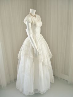 This dress is not made of nylon organza, it is more like a starched cotton batiste, but I think it is a refined linen. The bodice and peplum are… Chic White Dress, Antique Wedding Gown, Debutante Dresses, Ballgown Skirt, Ball Gown Skirt, Wedding Gowns Vintage, Vintage Gowns, Wolfram