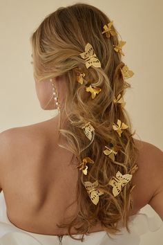 These butterfly clips add a dreamy touch to your look. Smooth on the top and carved on the bottom with intricate designs, these hair clips are the definition of fem. Made in NYC. Scrub Corpo, Clip Hairstyles, Butterfly Hair Clip, Butterfly Clips, Gold Hair, Trendy Hairstyles, Prom Hair, Pretty Hairstyles