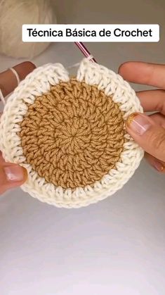 someone is holding a crochet dishcloth in their hands, with the words tenica basica de crochet on it