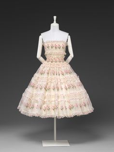 Dior Inspiration, Christian Dior Designer, Fashion 50s, Dior Vintage, Fashion 1950s, National Dress, Dior Fashion, Vintage Couture