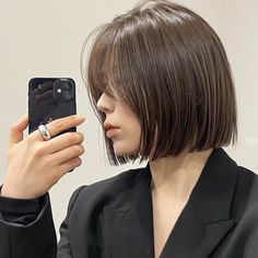 Asian Short Hair With Bangs Round Face, Short Hair Side Profile, Trending Short Hair, Hairstyle Claw Clip, Rebonded Hair, Straight Haircuts, Bob Hairstyle Ideas, Japanese Short Hair, Sleek Short Hair